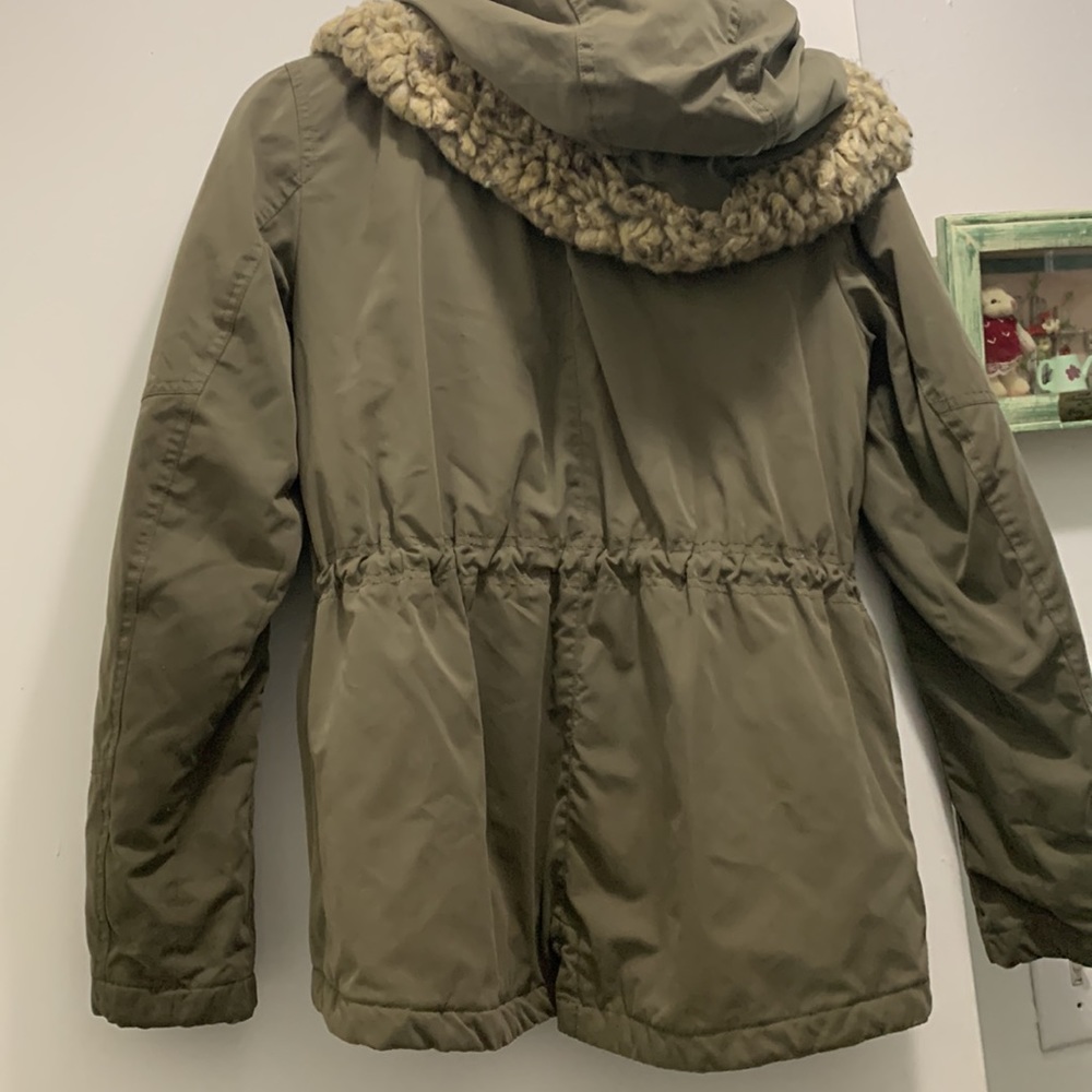 H &. M COAT Green It has a hat the snaps on and off. Perfect condition Looks new - Picture 2 of 6